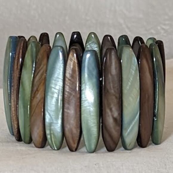 Green and brown shell stretch bracelet - Picture 2 of 4